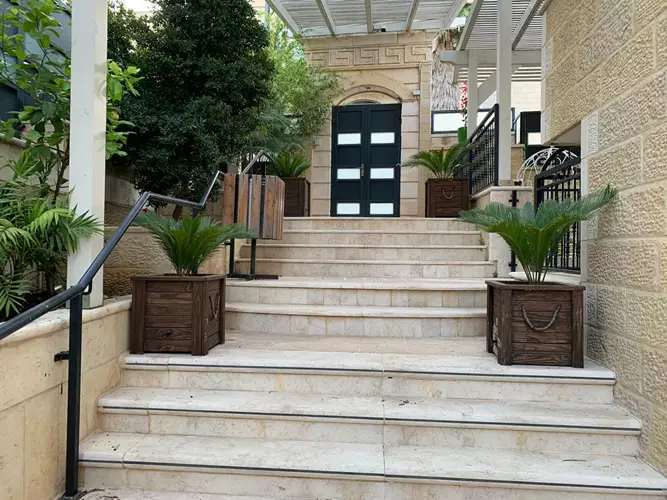 תוספת אדניות בכניסה לבית